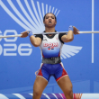 La petromacorisana Dahiana Ortiz se prepara para completar el movimiento que le dio oro en halterofilia.