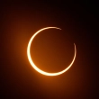 La Luna se desplaza frente al Sol durante un eclipse solar anular.