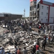Residentes y rescatistas buscan entre los escombros de un edificio derrumbado en Cali tras el terremoto que sacudió a gran parte de Colombia.