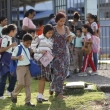 Estudiantes desalojan la escuela República de Costa Rica tras un sismo este lunes en La Chorrera (Panamá). Varias regiones del este de Panamá fueron sacudidas por un sismo de magnitud 7,2 con epicentro en Colombia, según el informe preliminar del Instituto de Geociencias panameño, lo que provocó la evacuación de edificios en la capital y en otras ciudades del país.