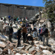 Equipos de rescate buscan supervivientes entre los escombros de un edificio colapsado tras un terremoto en Pereira, Colombia, el 10 de agosto de 2026.