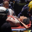 Los rescatistas cargan a Diana Troncoso tras sacarla de entre los escombros al día siguiente del terremoto que azotó Cali, Colombia, el martes 11 de agosto de 2026.