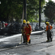 Bomberos del Distrito Nacional trabajan en limpiar el área donde un tanquero cargado de gasoil explotó, dejando a dos personas fallecidas.