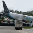 El avión de carga de Amazon tras estrellarse en el Aeropuerto Internacional de Miami el 6 de septiembre de 2026 en Miami, Florida