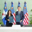 El ministro de Relaciones Exteriores, Víctor-Ito- Bisonó y la embajadora de Estados Unidos, Leah F. Campos.
