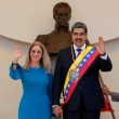 El presidente de Venezuela, Nicolás Maduro, y su esposa Cilia Flores saludan a los asistentes después de la ceremonia de investidura para un tercer mandato, el 10 de enero de 2025.