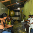 Familiares de Diddy Glow se mantienen a la espera de los restos del joven en su residencia, en Boca Chica.