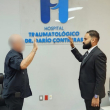El doctor Gabriel Ravelo (derecha) al momento de ser juramentado en el Dario Contreras en 2024.