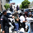 Implicados en la red de corrupción de SeNaSa suben a un minibús, camino a enfrentar la justicia en su audiencia programada para hoy.