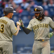 El dominicano Fernando Tatis saluda a su compatriota Manny Machado.