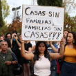 Manifestantes participan en una protesta contra los desahucios y la crisis de la vivienda durante una visita de Pedro Sánchez al Palacio de Congresos de Barcelona, el 28 de septiembre de 2026.