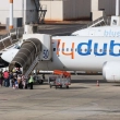 Pasajeros abordan un avión de FlyDubai en el Aeropuerto Internacional Ben Gurion después de que otro vuelo de FlyDubai procedente de Emiratos Árabes Unidos con destino a Israel fuera desviado a Arabia Saudí tras emitir una señal de emergencia, en Lod, cerca de Tel Aviv, Israel, el 30 de septiembre de 2026.