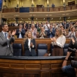 El presidente del Gobierno español, Pedro Sánchez, a la izquierda, aplaude en el Parlamento español en Madrid, el viernes 2 de octubre de 2026.