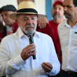 El presidente de Brasil y candidato a la reelección por el Partido de los Trabajadores (PT), Luiz Inácio Lula da Silva, habla ante los medios tras emitir su voto durante las elecciones presidenciales en un centro de votación en São Bernardo do Campo, estado de São Paulo, Brasil.