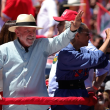 El presidente brasileño Luiz Inácio Lula da Silva, quien busca la reelección, saluda a sus partidarios durante un mitin de campaña en Sao Paulo, Brasil, el sábado 26 de septiembre de 2026. (Foto AP/Allison Sales)