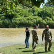 Autoridades en las orillas del río Yaque del Norte para dar con el paradero de Josnely Álvarez, la menor de 14 años desaparecida en Navarrete