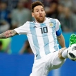 Lionel Messi se estira por el bal'on en el partido entre Argentina y Croacia por el Grupo D del Mundial, el 21 de junio de 2018.