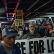 Manifestantes gritan mientras marchan durante una protesta en el lugar donde un agente del Servicio de Inmigración y Control de Aduanas (ICE), presuntamente dispararó a un hombre en Nueva York, Estados Unidos.