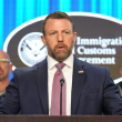 Agentes federales de inmigración abrieron fuego contra un hombre dominicano al que intentaban arrestar en Nueva York porque creían que sus vidas corrían peligro, manifestó el viernes un alto funcionario del Servicio de Inmigración y Control de Aduanas.
