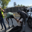 Momento en que dominicano herido de bala por el Servicio de Inmigración y Control de Aduanas (ICE) es detenido.