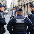Nathanael Combary, presidente del consejo administrativo de la asociación estudiantil «Renouveau Lycéen», pasa junto a agentes de las Compañías Republicanas de Seguridad (CRS) a su llegada al Palacio del Elíseo, en París, el 23 de octubre de 2026.