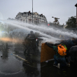 Manifestantes se enfrentan al cañón de agua de la policía cerca de la Porte de Vincennes, en París, durante una protesta el 24 de octubre de 2026.