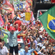 El presidente de Brasil y candidato presidencial, Luiz Inácio Lula da Silva, del Partido de los Trabajadores (PT), sostiene un ejemplar de la Constitución brasileña y ondea una bandera de Brasil durante un mitin en la playa de Copacabana, en Río de Janeiro, Brasil, el 24 de octubre de 2026, de cara a la segunda vuelta de las elecciones presidenciales.