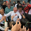 Luiz Inácio Lula da Silva saluda a sus simpatizantes a las puertas de un centro de votación durante la segunda vuelta de las elecciones presidenciales en São Bernardo do Campo, en el estado de São Paulo, Brasil, el 25 de octubre de 2026.