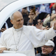 El papa León XIV saluda a los fieles durante su audiencia general semanal en la Ciudad del Vaticano el 21 de octubre de 2026. EFE/EPA/FABIO FRUSTACI