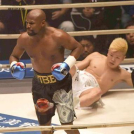 Floyd Mayweather derrotó este lunes al fenómeno japonés del kickboxing Tenshin Nasukawa tras solo dos minutos de la “exhibición” de Año Nuevo que sacó al boxeador de su retiro deportivo.