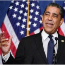 El senador Adriano Espaillat apoya la propuesta del foro salud y la IA.