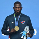 Bernardo Pie muestra la medalla de oro que ganó en los Centroamericanos 2023.