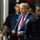 El expresidente estadounidense Donald Trump sale a hablar con la prensa durante su juicio por supuestamente encubrir pagos de silencio relacionados con relaciones extramatrimoniales, en el Tribunal Penal de Manhattan en Nueva York el 30 de abril de 2024.