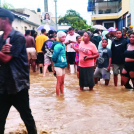 Las lluvias inundaron barrios y aislaron comunidades en varios zonas.