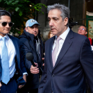 Michael Cohen sale ayer de un edificio de apartamentos en camino al tribunal penal de Manhattan, en Nueva York.