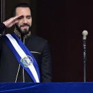 El presidente de El Salvador, Nayib Bukele, saluda durante el desfile militar tras jurar su cargo en el Palacio Nacional, en el centro de San Salvador, el 1 de junio de 2024