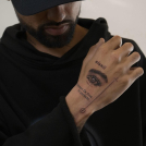 Jay Wheeler se tatuó el nombre de su hija, Aiunii.