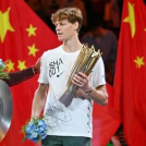 Jannik Sinner y Novak Djokovic muestran sus respectivos trofeos tras ser primero y segundo en el Masters de Shanghai.