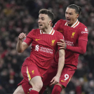 Diogo Jota celebra con Darwin Núnez luego de anotar el segundo gol del choque.