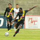 Momento de acción durante el partido.