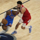 Shai Gilgeous Alexander, guard de Oklahoma City Thunder driblea la bola ante la defensa de Scotty Pippen Jr. durante la segunda mitad del choque de este sábado