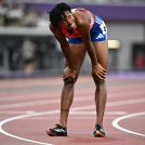 Marileidy Paulino descansa luego de culminar la carrera de semifinal de los 400 metros planos.