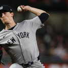 Max Fried se prepara para hacer un lanzamiento frente a los Orioles de Baltimore durante la tercera entrada.