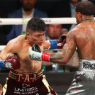 Lamont Roach y Pitbull Cruz durante un intercambio de golpes en el octavo asalto.