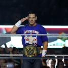 John Cena hace su entrada antes del combate contra Cody Rhodes durante el WWE 2025 SummerSlam en el MetLife Stadium el 3 de agosto de 2025