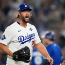 Clayton Kershaw, de los Dodgers, tras lanzar contra los Azulejos en el tercer juego de la Serie Mundial, el 27 de octubre de 2025, en Los Ángeles.