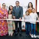 Monica Mieses, Rosa Santos, José Espinal, Edurne Martínez y  junto con sus hijos.