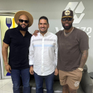 Emilio Bonifacio y José Reyes participarán en programas especiales. en la gráfica junto a Miguel Medina, Director de Comunicaciones del equipo dominicano que estará en el Clásico Mundial.