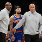 Mike Brown, entrenador de los Knicks, junto a Rick Bronson sujetan al armador sustituto José Alvarado en el cuarto y último juego de la serie contra los Sixers.
