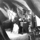 La película. Inaugura la escuela del Expresionismo Alemán que tantos aportes dejó en la historia del cine.